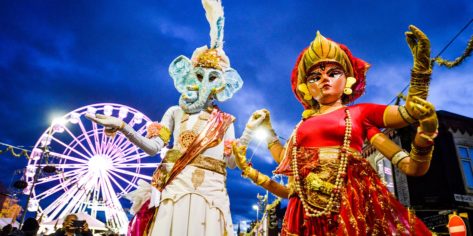 Two lively indian puppets with a festiva atmosphere