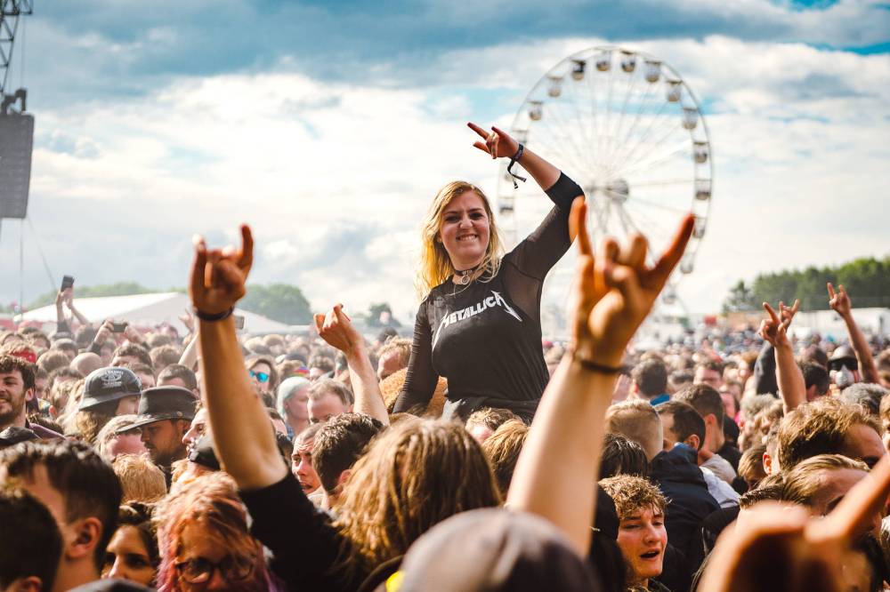 A woman wearing a metallica shirt in the crowd at Download