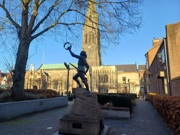 Leicester Cathedral with King Richard III statue